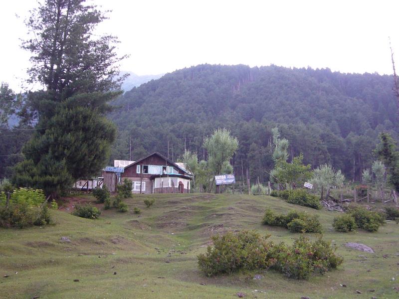 Bentes Lodge seen from below.